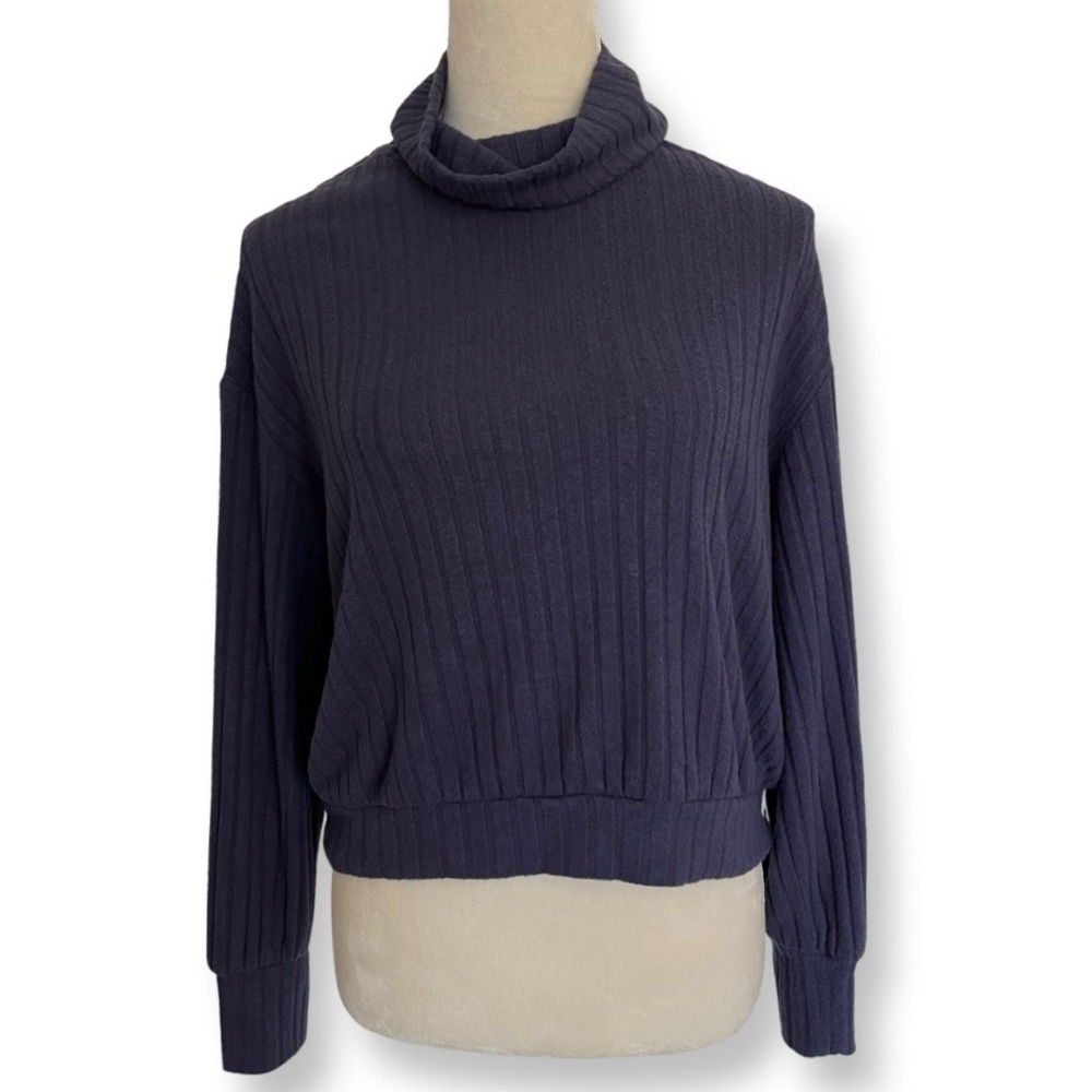 1.State Women’s Mock Neck Cropped Sweater
Navy Size M.